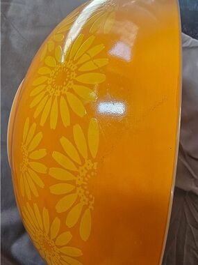 Pyrex 444 Large Mixing Bowl. Daisy Pattern